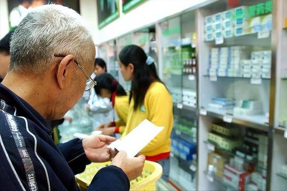 Người tiêu dùng được khuyến cáo cần tìm hiểu kỹ về sản phẩm trước khi mua. Ảnh: NetEase. Nguoi tieu dung duoc khuyen cao.jpg