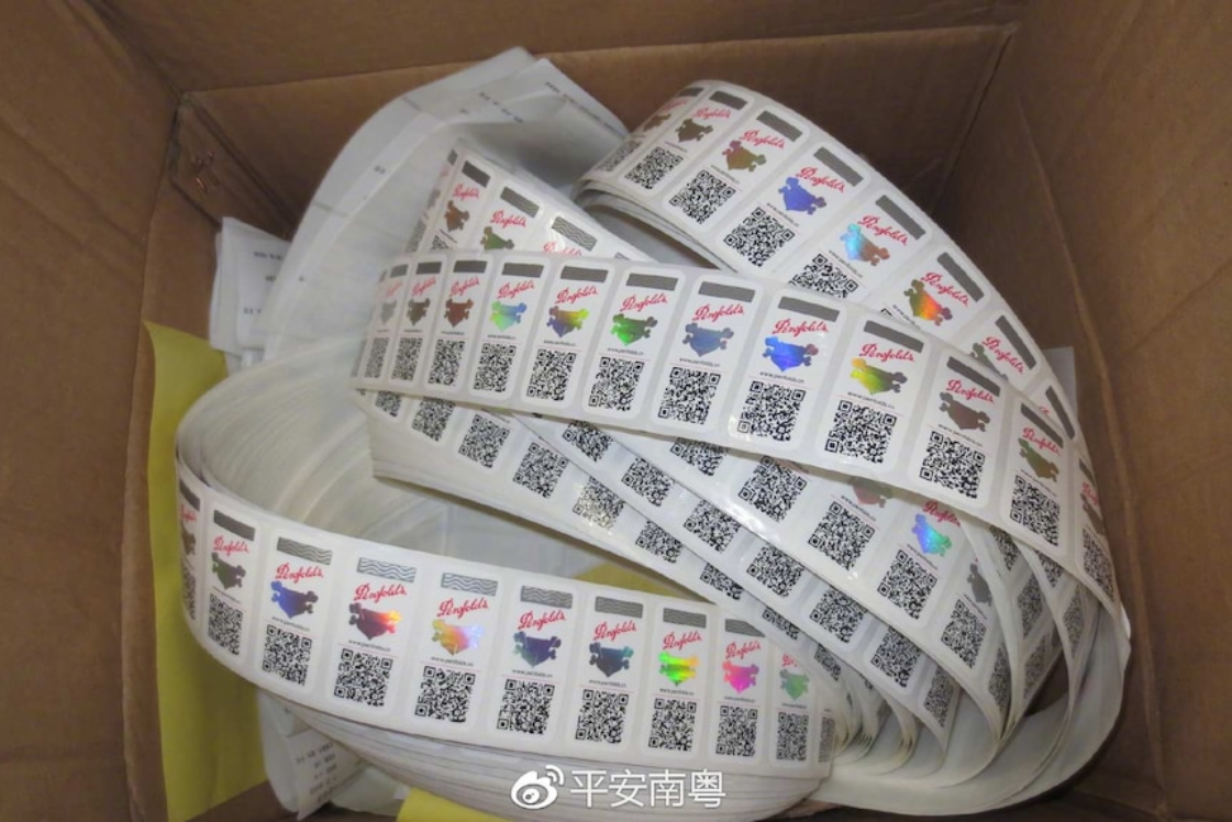 Tem chống hàng giả cũng được làm giả. Ảnh: Sina. Tem nhan chong hang gia cung duoc lam gia.png