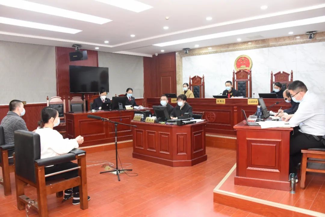 Tòa án thành phố Trấn Giang, Giang Tô xét xử hai kẻ cầm đầu ổ nhóm làm giả tiêu thụ TPCN "Thượng phương ngự dụng" trị giá 140 triệu NDT (490 tỷ VND). Ảnh: NetEase. Xet xu vu an Tran Giang.jpg