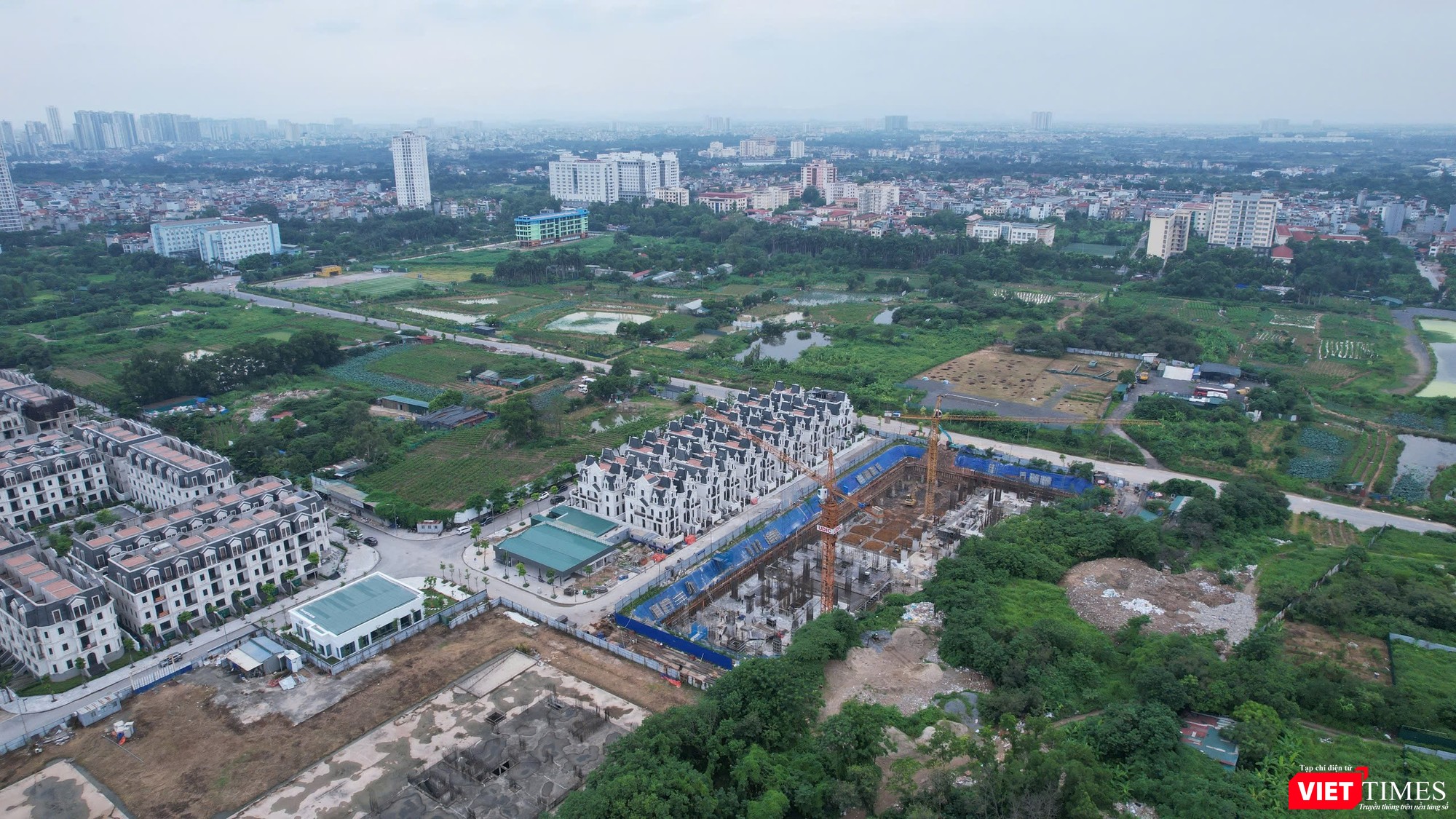 Mặc dù gần đây dự án đang từng bước hoàn thiện các điều kiện pháp lý và bắt đầu tái thi công, song chặng đường lấy lại lòng tin từ thị trường sẽ không dễ dàng. Nhà đầu tư và người mua ở thực cần thận trọng theo dõi tiến độ triển khai thực tế, đặc biệt là các cam kết pháp lý và hạ tầng tiện ích trước khi xuống tiền tại dự án từng tai tiếng này. vt-g.jpg