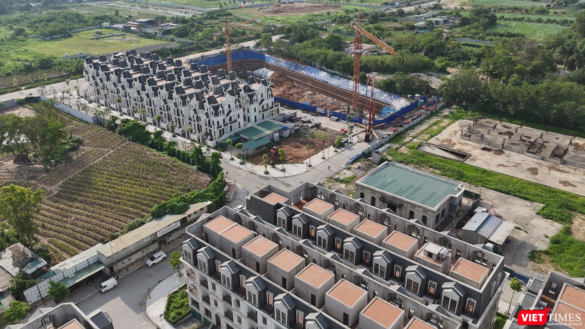 Sau gần 2 năm, đến giữa năm 2025, dự án được đổi tên và quảng cáo rầm rộ trên thị trường. Theo ghi nhận của PV, hiện một số hạng mục thi công phần móng hai toà căn hộ đang diễn ra nhộn nhịp với nhiều nhân công và máy móc. vt-jad6.jpg
