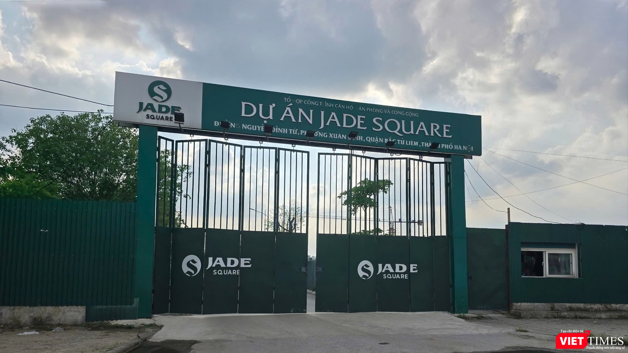 Dự án The Jade Orchid Cổ Nhuế nay có tên gọi mới là Jade Square nằm tại quận Bắc Từ Liêm cũ, Hà Nội. Vị trí dự án này khá đắc địa khi tiếp giáp phố Nguyễn Đình Tứ rộng 30m và nằm trên tuyến Nguyễn Hoàng Tôn kéo dài - trục đường nối từ Phạm Văn Đồng sang Tây Hồ Tây, Xuân La, Nhật Tân… vt-jade.jpg