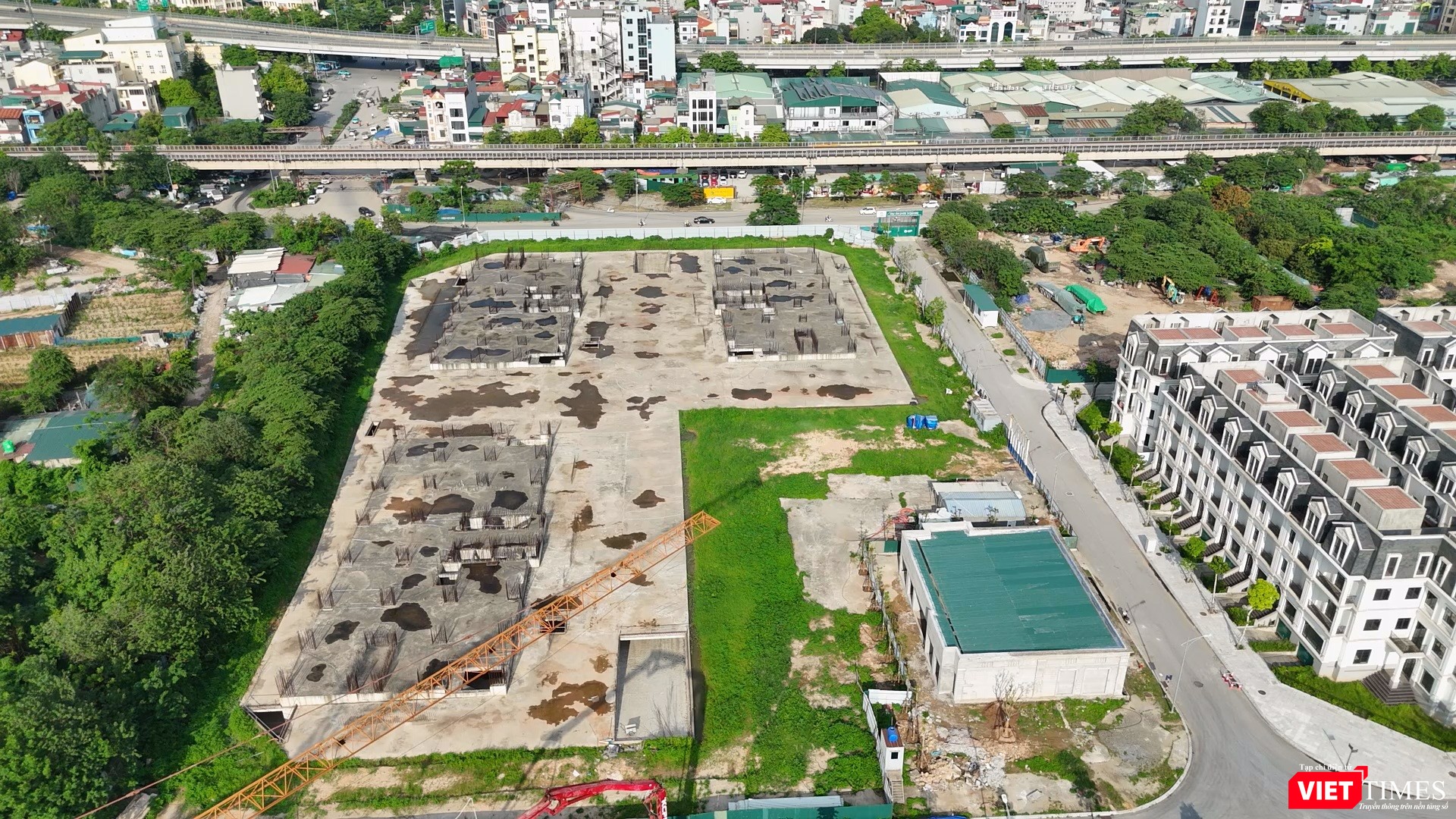 Thế nhưng, khi dự án chưa có đầy đủ giấy phép xây dựng và chưa hoàn thiện các thủ tục pháp lý, nhiều sản phẩm shophouse và biệt thự triệu USD và chung cư tiền tỷ đã được rao bán công khai trên thị trường. Sau đó, hàng loạt vấn đề về pháp lý, tài chính, tổ chức quản trị đã khiến dự án phải dừng lại một thời gian dài. VT-jade3.jpg