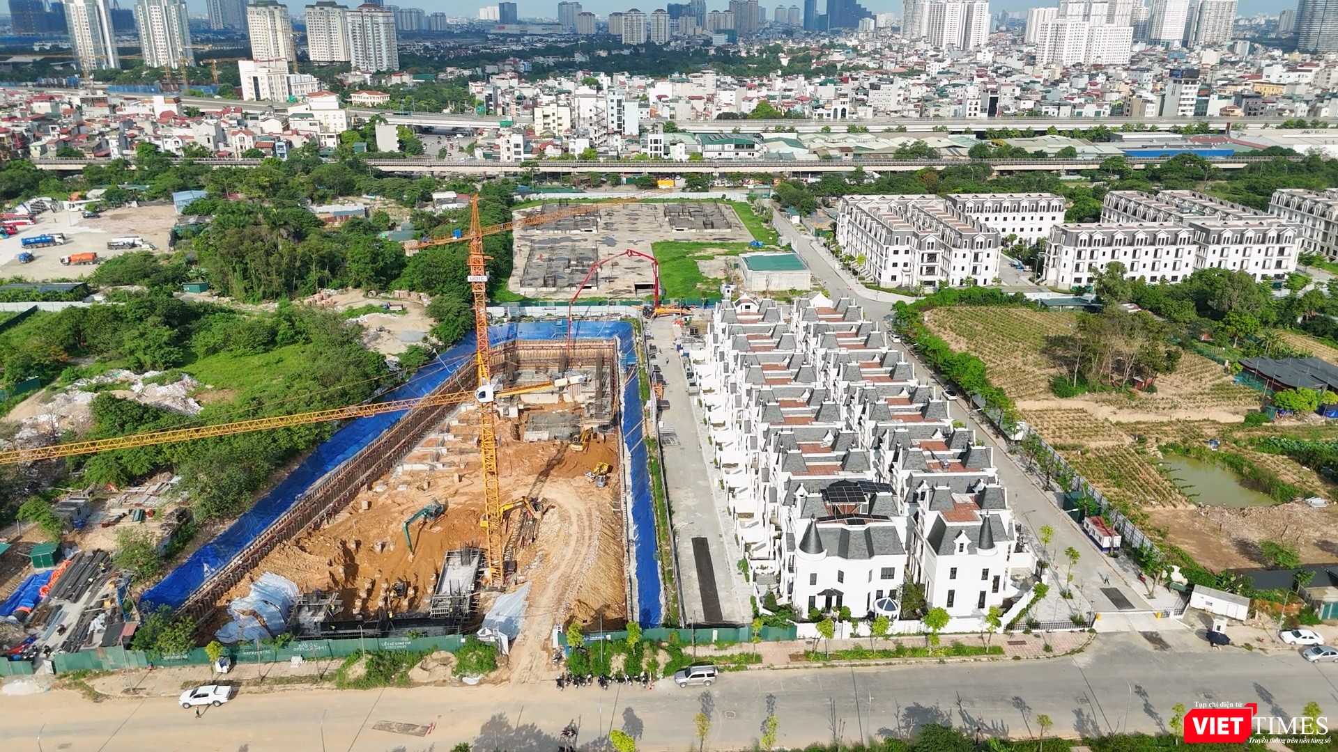 Liên danh này bị phạt do có hành vi “chuyển đất trồng lúa sang đất phi nông nghiệp tại khu vực đô thị”, thuộc dự án The Jade Orchid Cổ Nhuế. Ngoài xử phạt bằng tiền, UBND TP Hà Nội còn buộc liên danh chủ đầu tư phải khôi phục lại tình trạng ban đầu của đất trước khi vi phạm. Đồng thời, buộc nộp lại số lợi bất hợp pháp có được do thực hiện hành vi vi phạm. vt-jade4.jpg