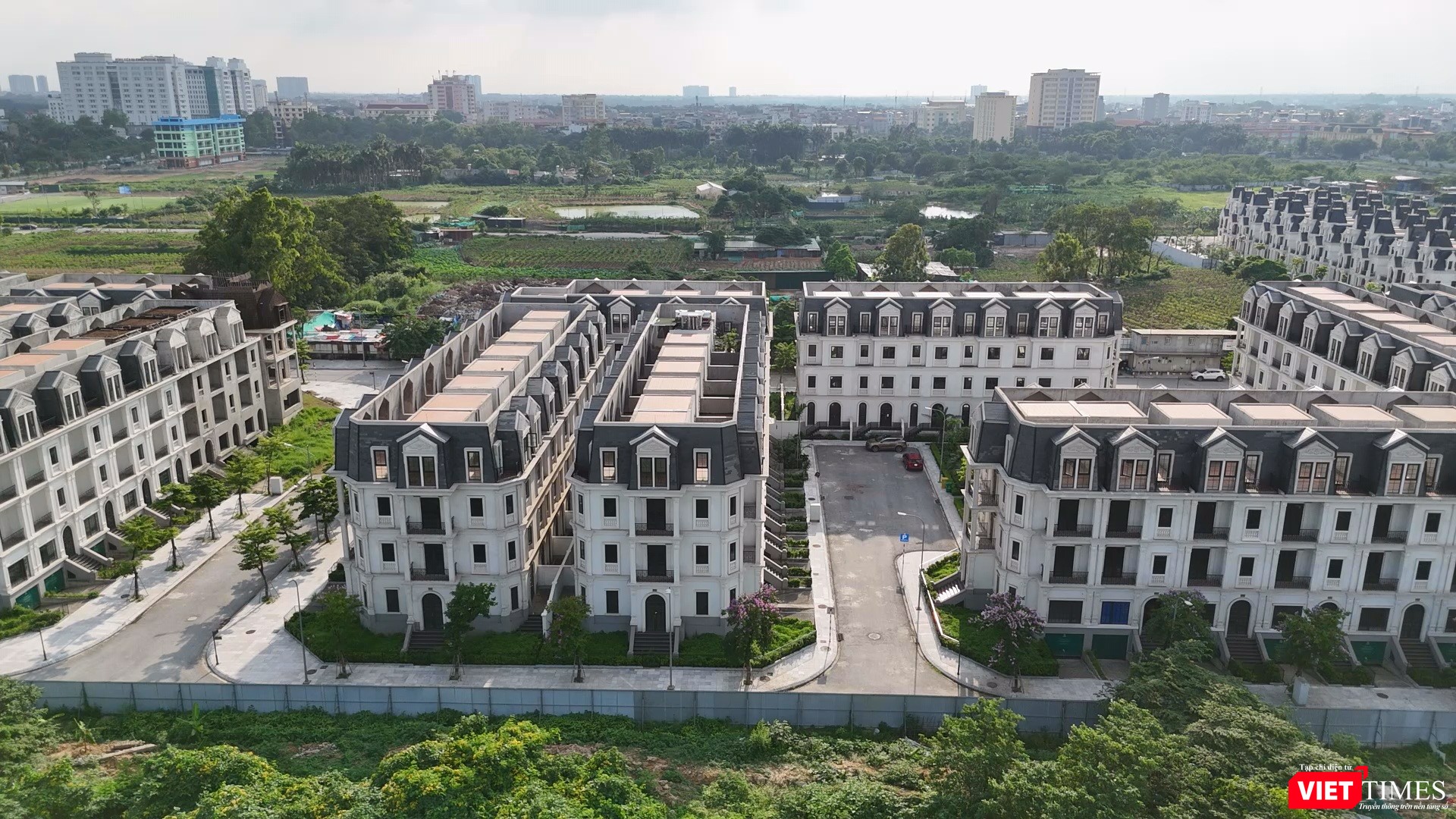 Khảo sát cho thấy khu biệt thự đã được xây dựng phần thô nhưng vẫn bỏ hoang. Mức giá biệt thự và liền kề tại dự án này đang được các môi giới rao bán dao động từ 220-340 triệu đồng/m2. vt-jade5.jpg
