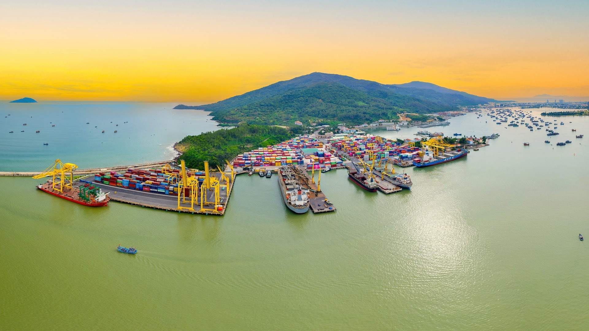 Việt Nam duy trì vị thế là một trong những nền kinh tế xuất khẩu hàng đầu ASEAN, với kim ngạch xuất khẩu năm 2024 đạt 405,5 tỷ USD 537106856_1527185322094812_8951850652829535984_n.jpg