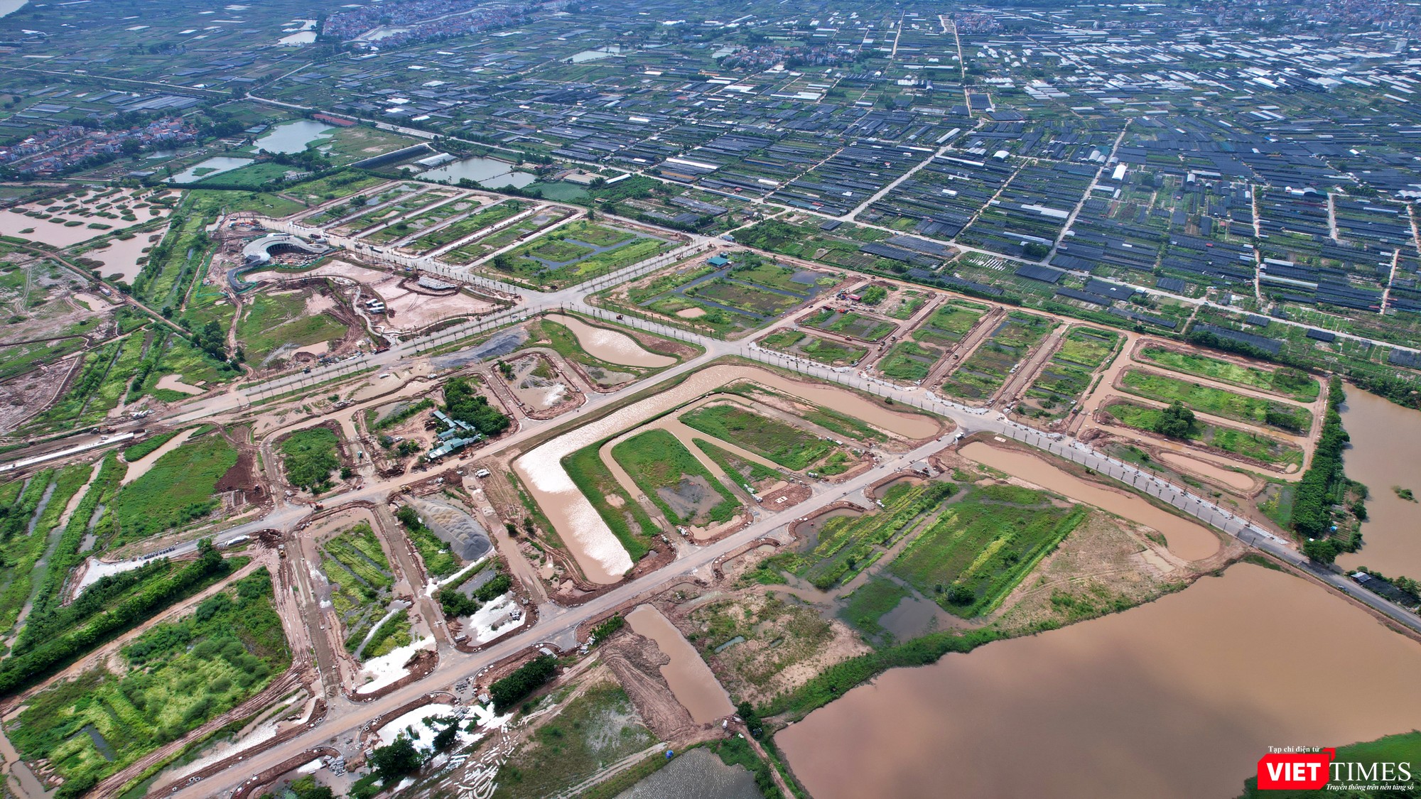 Nhiều tuyến đường nội khu đã được định hình rõ ràng, xen kẽ là các ô đất lớn được phân lô. vt-xc3.JPG