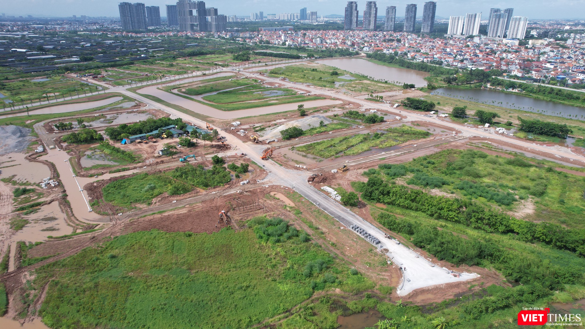 Công nhân cùng nhiều máy móc đang tiến hành san lấp mặt bằng. vt-xc8.JPG