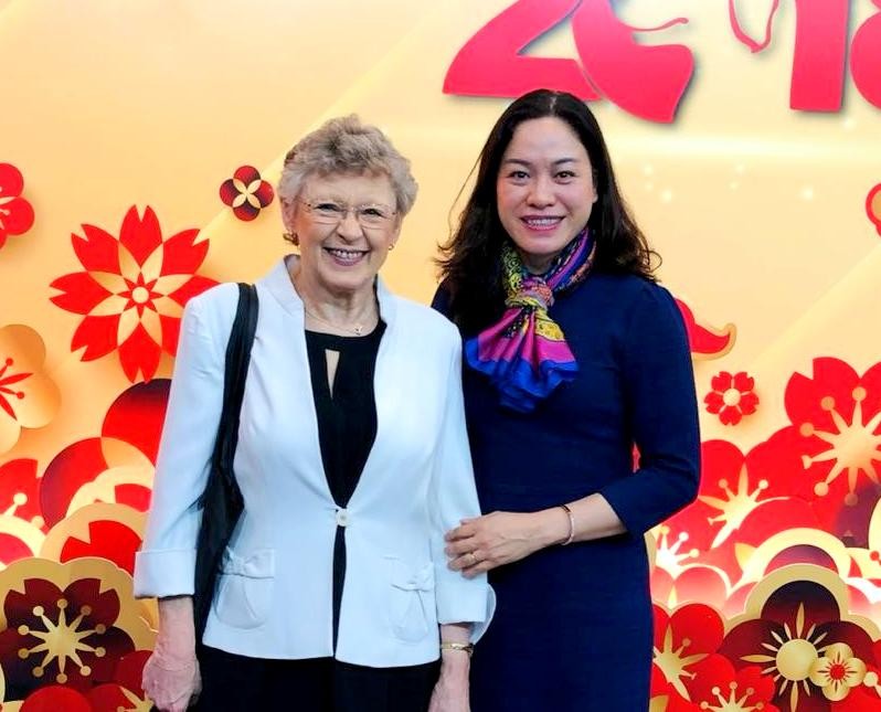 PGS.TS Phan Thị Thu Hương (trái) và GS Françoise Barré-Sinoussi (Nobel Y học 2008) 1.jpg