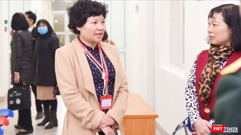 PGS.TS Phạm Thị Vân Anh (trái) trao đổi với đồng nghiệp về thử nghiệm vắc xin COVID-19 vt-va-1189.jpg