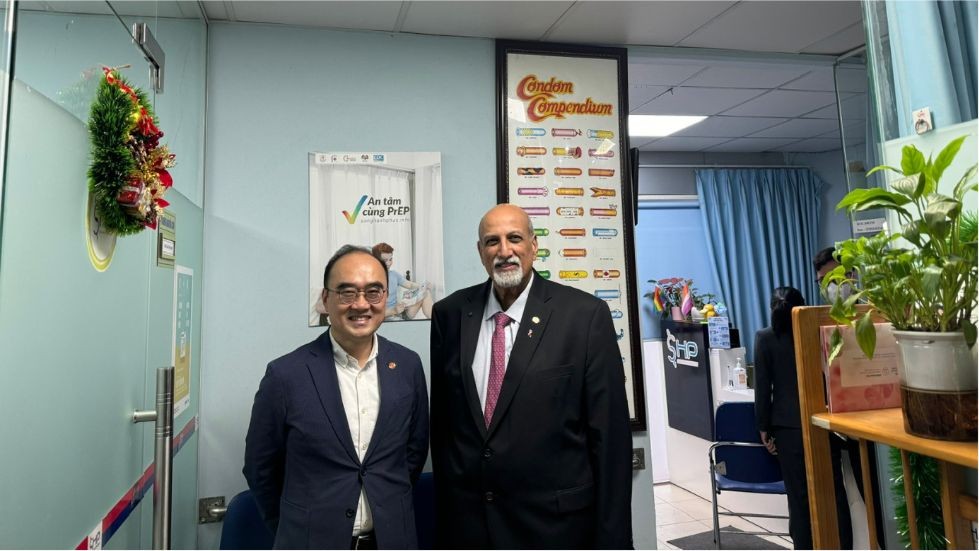 GS Lê Minh Giang đón GS. Salim S.Abdool Karim (chủ nhân giải thưởng VinFuture Prize 2021) thăm Phòng khám SHP