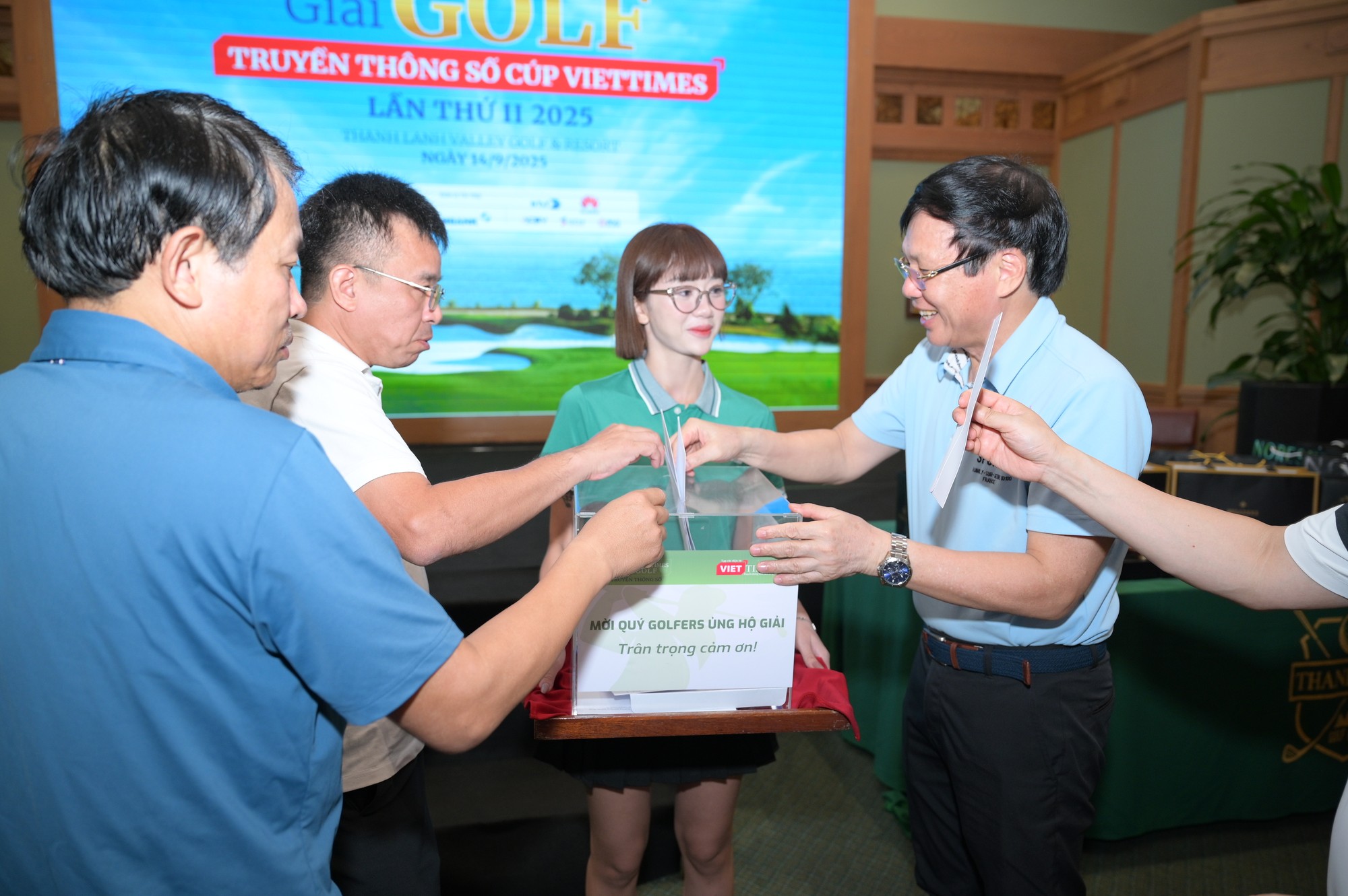 Các golfer quyên góp cùng Ban Tổ chức để ủng hộ 2 gia đình khó khăn ở xã Lương Sơn xây nhà tình nghĩa Các golfer quyên góp cùng Ban Tổ chức để ủng hộ 2 gia đình khó khăn ở xã Lương Sơn xây nhà tình nghĩa