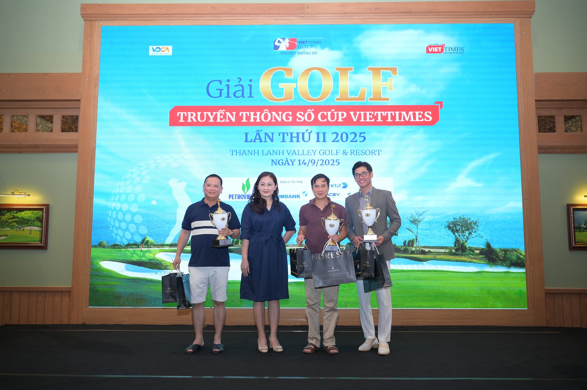 Đại diện các nhà tài trợ trao giải Ba cho các golfer. SIN_6239.JPG