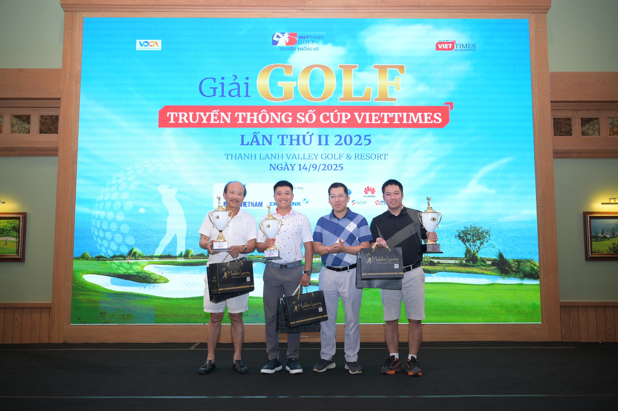 Ông Lưu Đình Phúc, Cục trưởng Cục Báo chí, Bộ Văn hóa, Thể thao và Du lịch trao giải cho các golfer xuất sắc giành giải Nhì SIN_6246.JPG
