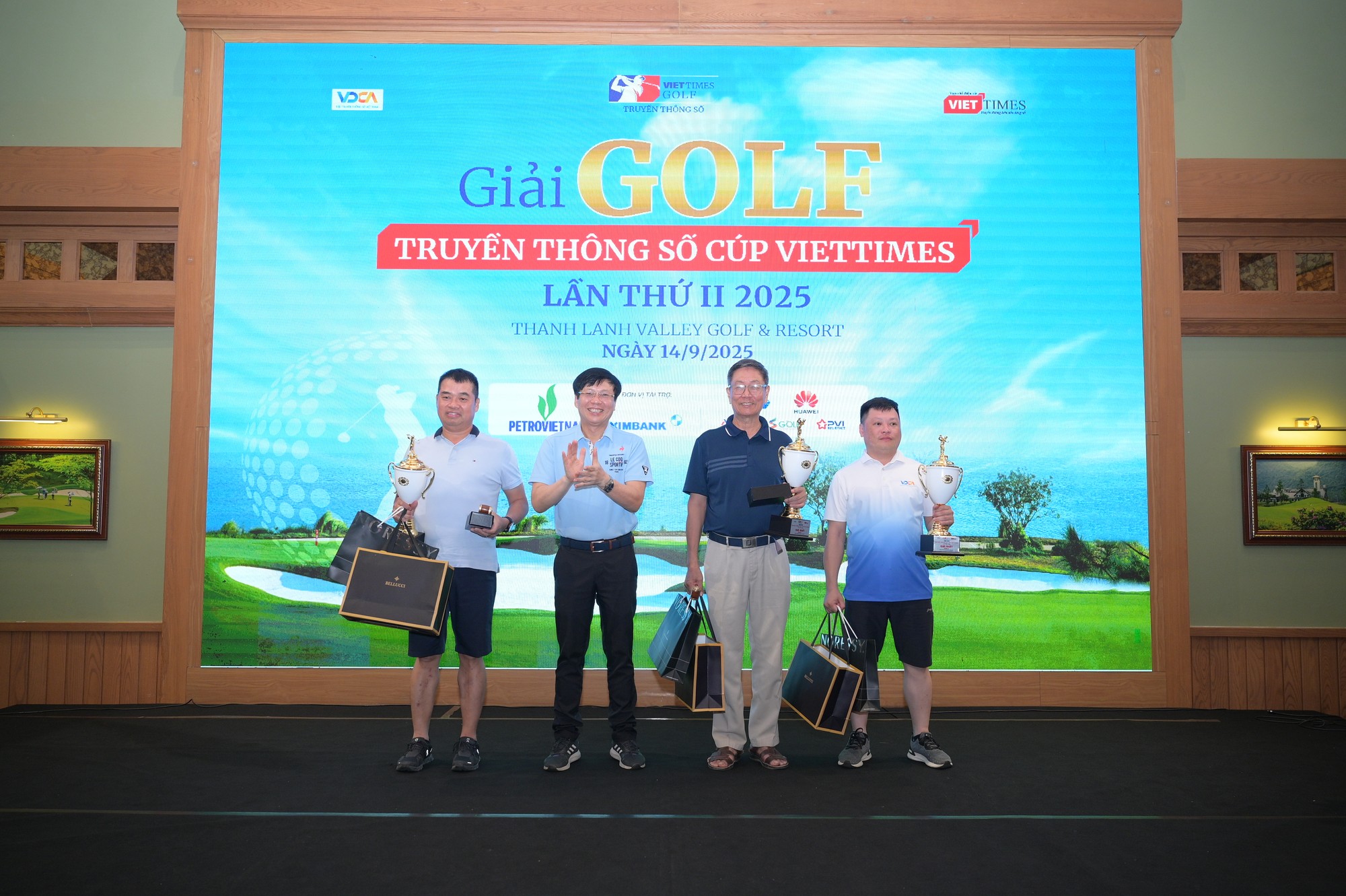 Nhà báo Hồ Quang Lợi, Phó Chủ tịch VDCA trao giải Nhất cho các golfer xuất sắc. Nhà báo Hồ Quang Lợi, Phó Chủ tịch VDCA trao giải Nhất cho các golfer xuất sắc.