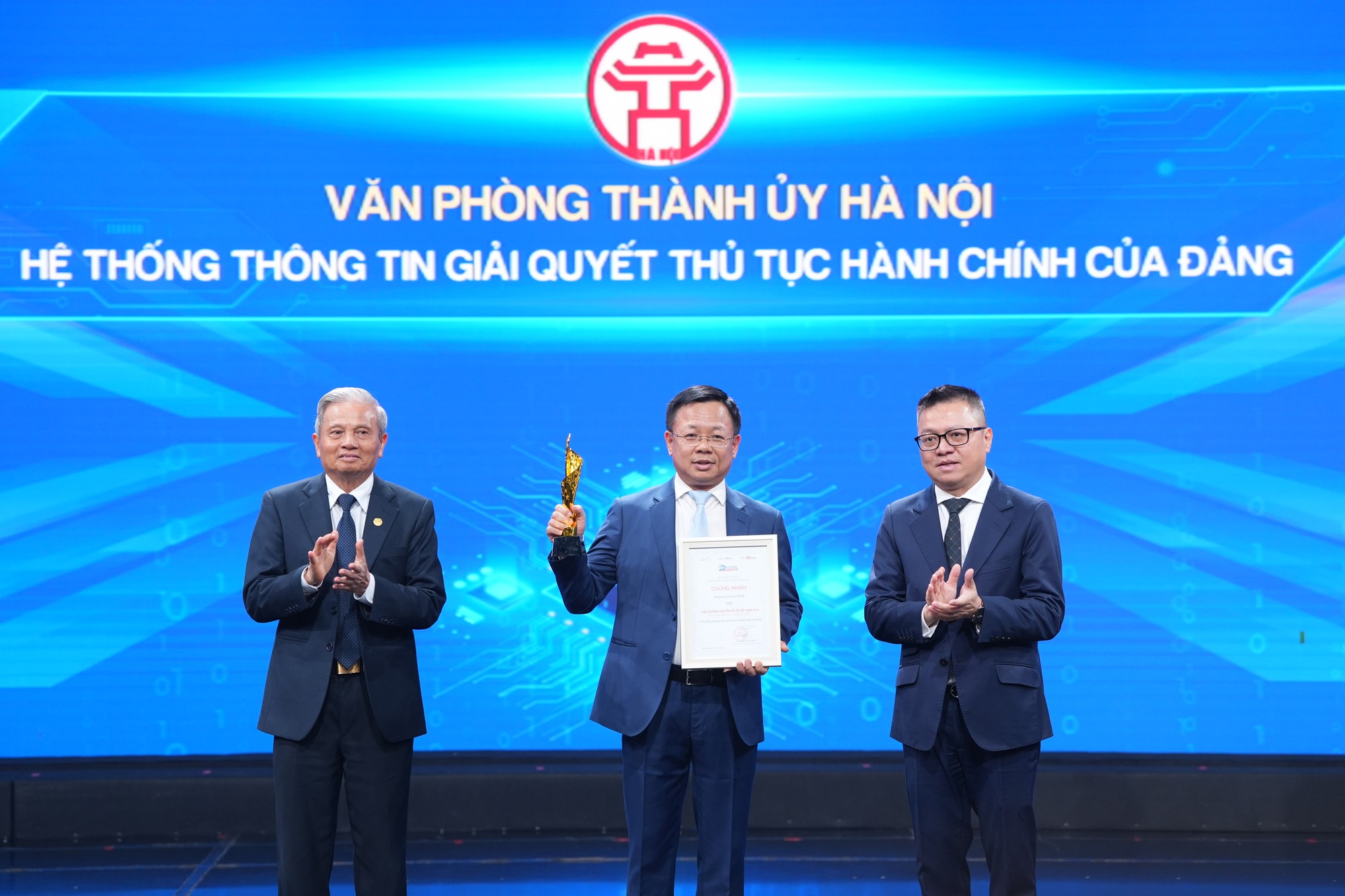 Ông Trần Thanh Hà - Chánh Văn phòng Thành uỷ Hà Nội đại diện nhận giải từ Ban tổ chức. Ông Trần Thanh Hà - Chánh Văn phòng Thành uỷ Hà Nội đại diện nhận giải từ Ban tổ chức.