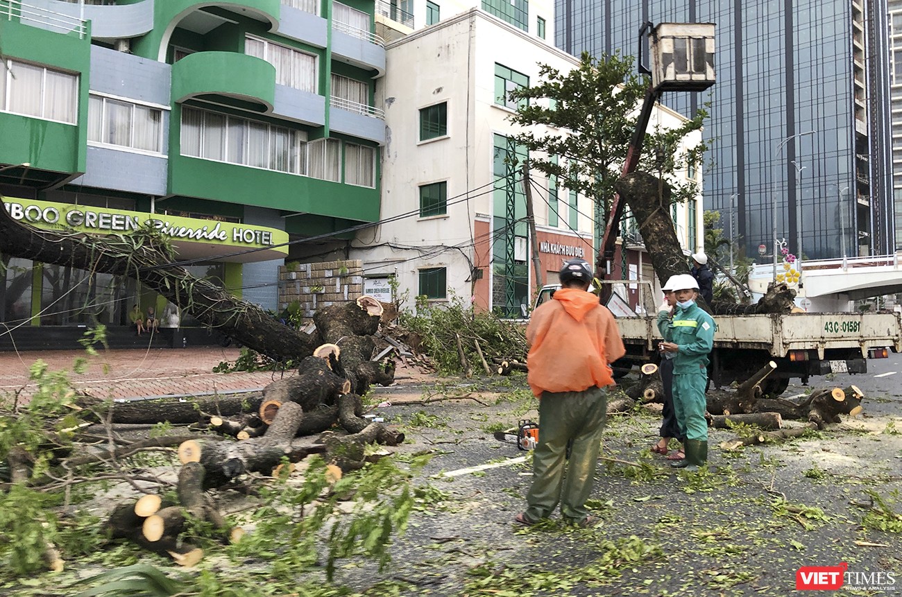 Lực lượng công nhân tổ chức khắc phục hậu quả bão số 9 ngay khi ngớt gió