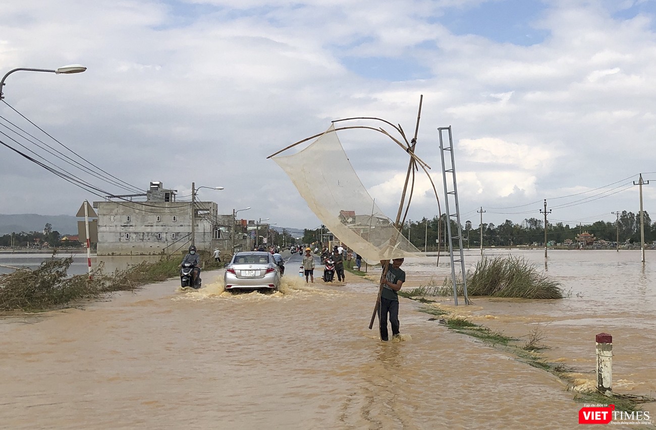 Người dân đi bắt cá