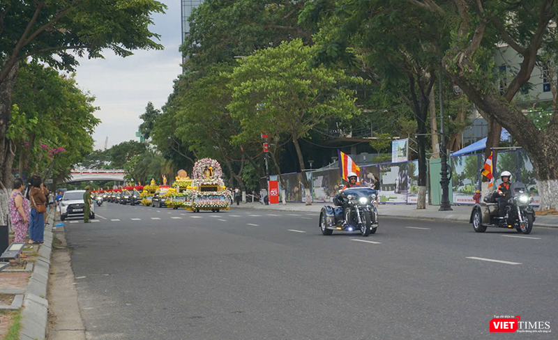 Tại chùa Quán Thế Âm – một trong những ngôi chùa nổi tiếng linh thiêng tại Đà Nẵng – xá lợi Phật được tôn trí tại khu vực Chánh điện để phục vụ hoạt động chiêm bái từ 19h ngày 30/5 đến hết ngày 2/6. Trong thời gian này, chùa sẽ mở cửa 24/24 để người dân, phật tử và du khách thập phương thuận tiện đến lễ Phật, cầu bình an. vt_xa loi 10.png
