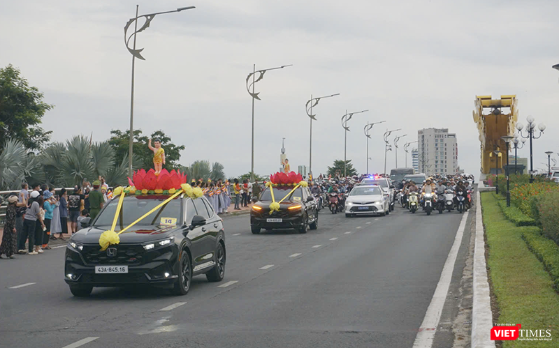 Đoàn xe cung rước xá lợi qua cầu Rồng. vt_xa loi 2.png