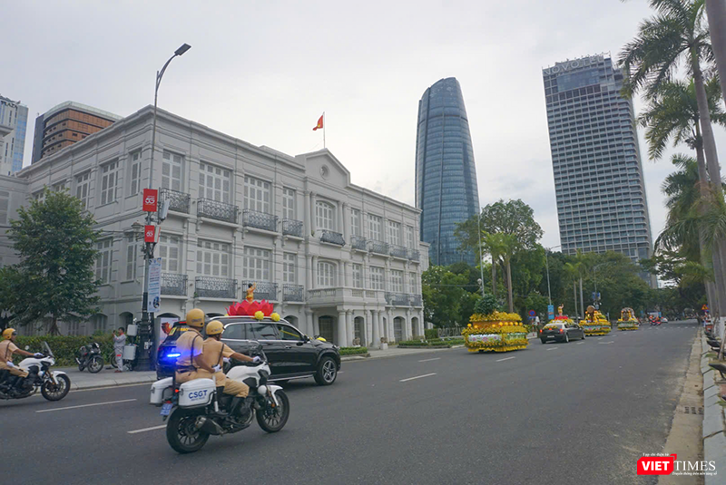 Để đảm bảo công tác an ninh – trật tự, UBND TP Đà Nẵng đã huy động tối đa lực lượng công an, y tế, dân phòng, cùng hàng nghìn tình nguyện viên túc trực hỗ trợ người dân, điều tiết giao thông và đảm bảo an toàn trong suốt hành trình cung rước và chiêm bái. (Trong ảnh: Đoàn xe đi qua Bảo tàng Đà Nẵng trên đường Bạch Đằng). vt_xa loi 9.png