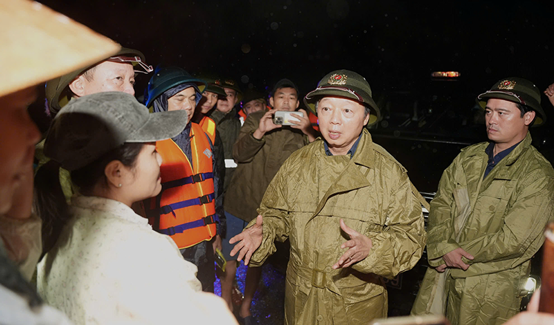 Phó Thủ tướng Trần Hồng Hà thăm hỏi người dân TP Huế bị ngập lụt. Ảnh Hoàng Lê mua lu hue 1.png