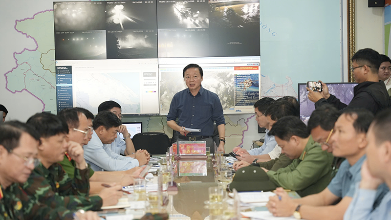 Phó Thủ tướng Chính phủ, Phó Trưởng Ban Thường trực Ban Chỉ đạo Phòng thủ dân sự quốc gia Trần Hồng Hà làm việc với UBND TP Huế về công tác ứng phó với mưa lũ, ngập lụt trên địa bàn TP Huế. Ảnh Minh Phan. mua lu hue 3.png