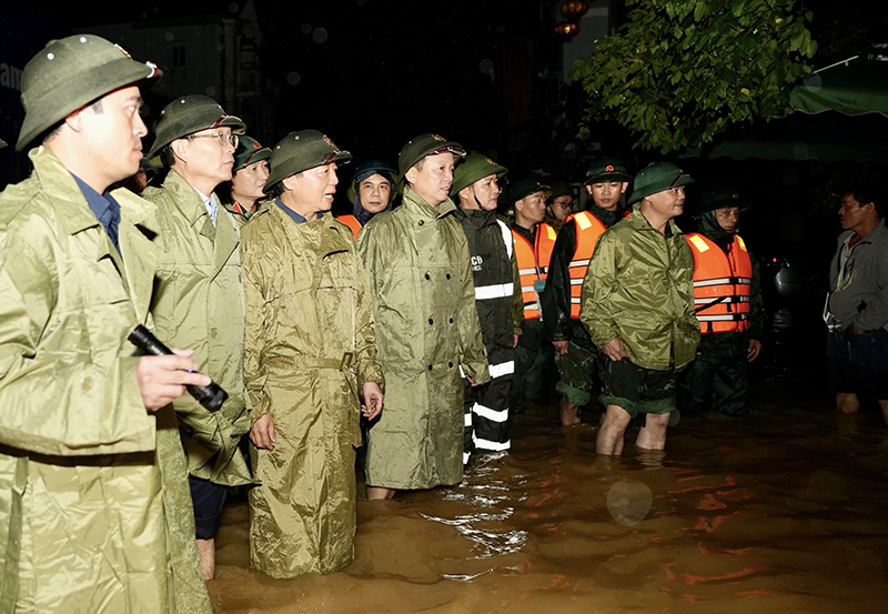 Chiều tối 28/10, Phó Thủ tướng Chính phủ, Phó Trưởng Ban Thường trực Ban Chỉ đạo Phòng thủ dân sự quốc gia Trần Hồng Hà đã đi kiểm tra hiện trường mưa lũ và thăm hỏi người dân TP Huế bị ngập lụt. Ảnh Hoàng Lê. mua lu hue 5.png
