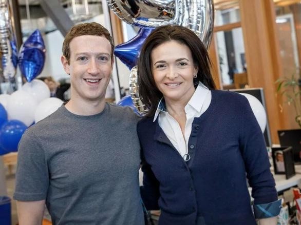 Sandberg lớn hơn đến 15 tuổi so với nhà sáng lập kiêm CEO Mark Zuckerberg. Sandberg lớn hơn đến 15 tuổi so với nhà sáng lập kiêm CEO Mark Zuckerberg.