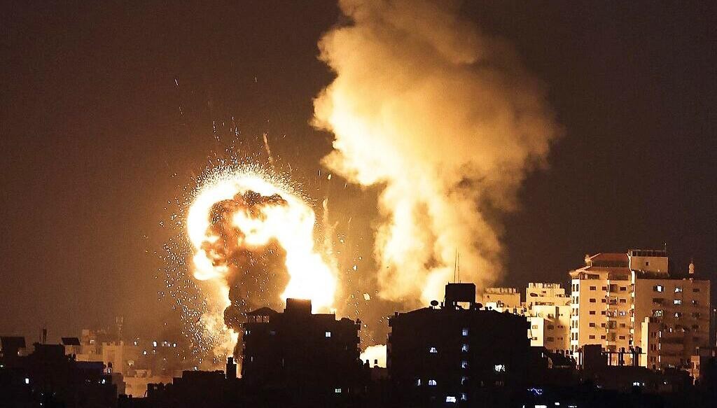 Israel pháo kích vào dải Gaza để trả đũa Hamas bắn rocket vào lãnh thổ nước này ngày 12/5/2021. Ảnh: AFP