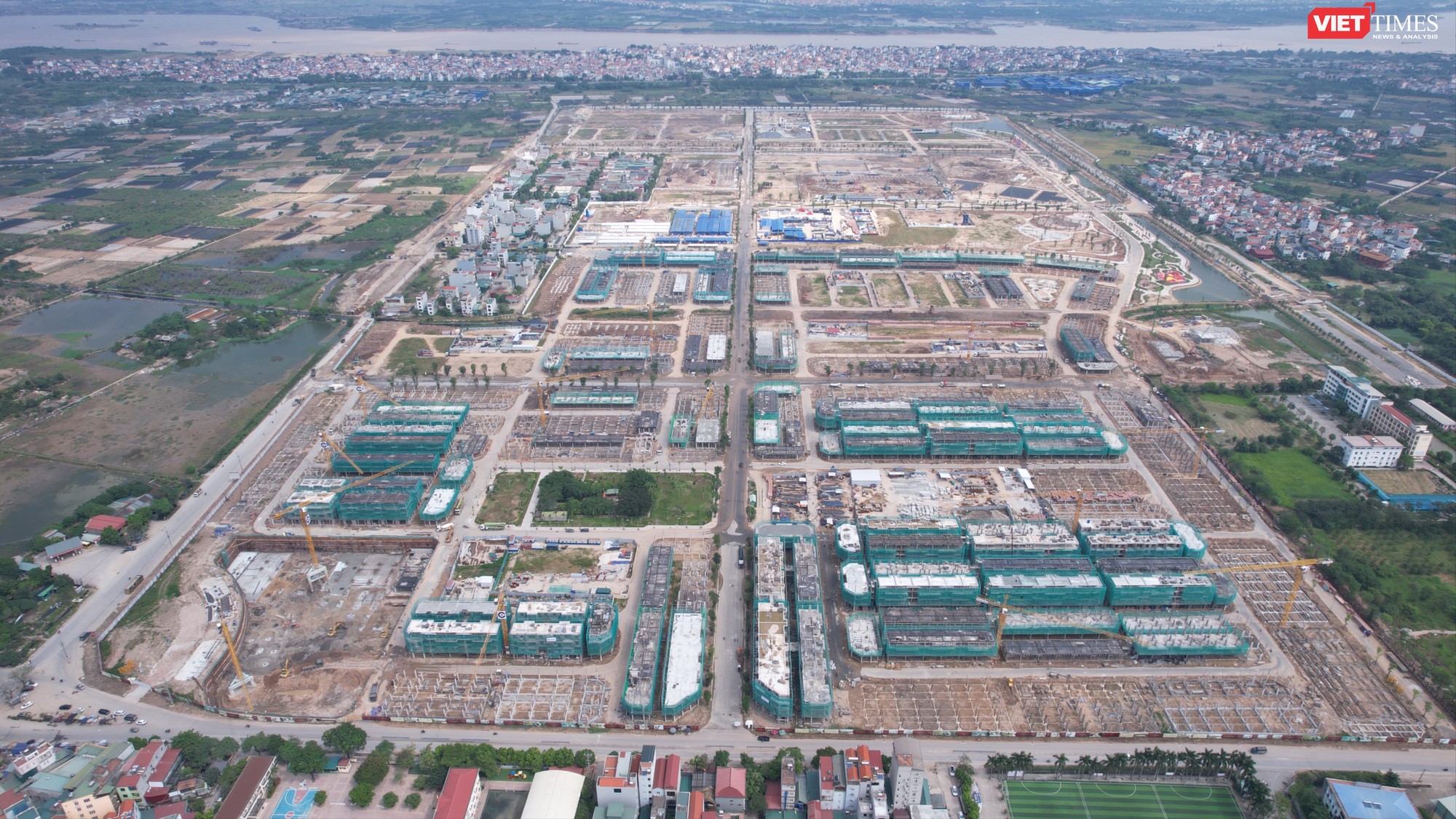 Dự án Vinhomes Đan Phượng do Tập đoàn Vingroup làm chủ đầu tư, có tổng diện tích 133 ha nằm trên địa bàn các xã Tân Hội, Liên Trung, Tân Lập và Liên Hà (huyện Đan Phượng cũ). Đây là dự án hoàn vốn cho dự án xây dựng tuyến đường bộ trên cao dọc đường Vành đai II, đoạn từ cầu Vĩnh Tuy đến ngã tư Sở theo hình thức hợp đồng BT. vinhomes-đan-phượng-viettimes