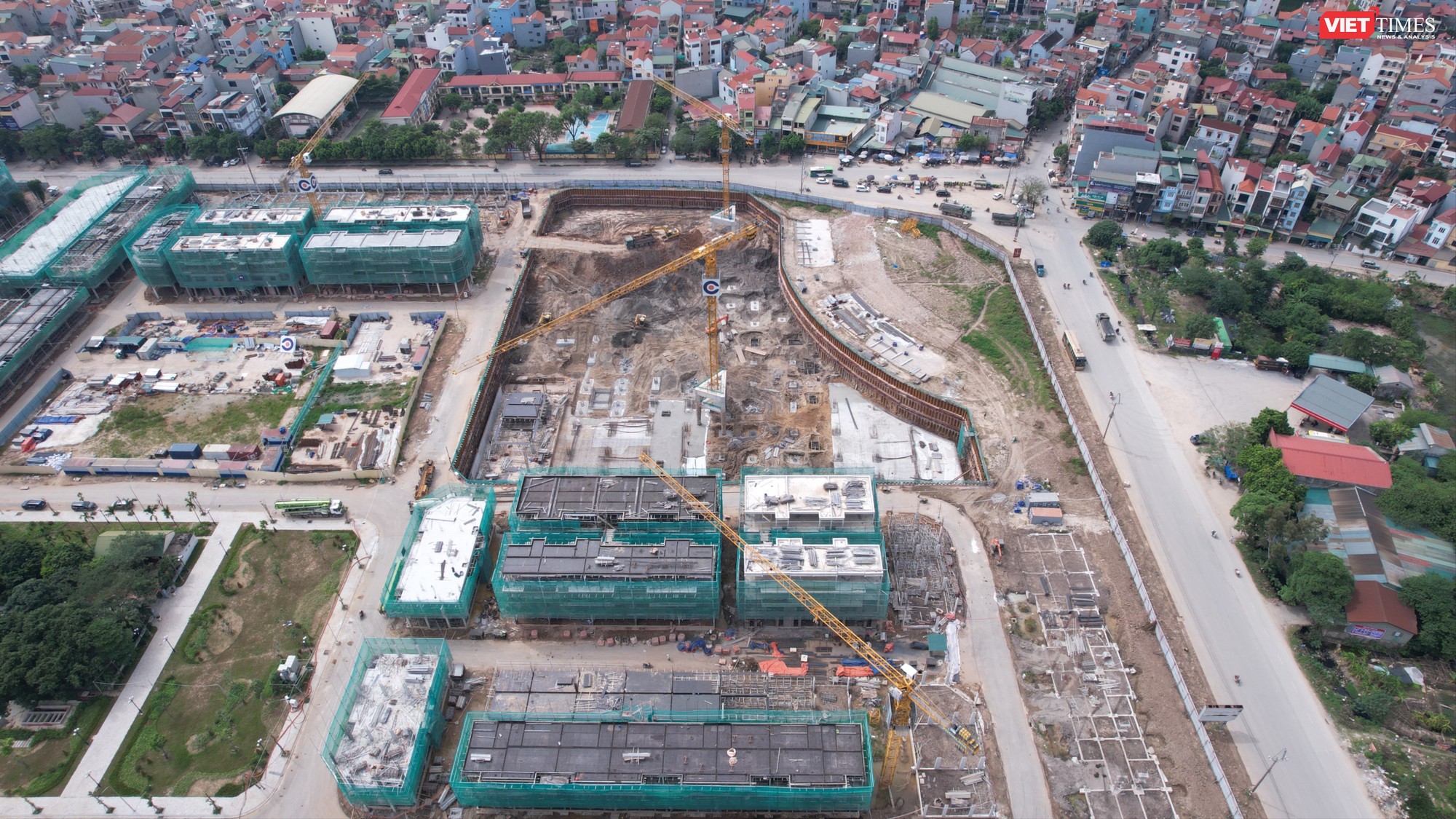 Vinhomes Đan Phượng được quy hoạch hệ thống tiện ích đa dạng, bao gồm trường học, bệnh viện, trung tâm thương mại, khu thể thao, khu vui chơi, sân thi đấu đạt chuẩn Olympic và trung tâm mua sắm cao cấp. Hiện, trung tâm thương mại Vincom đang trong quá trình xây dựng phần hầm. vincom.JPG