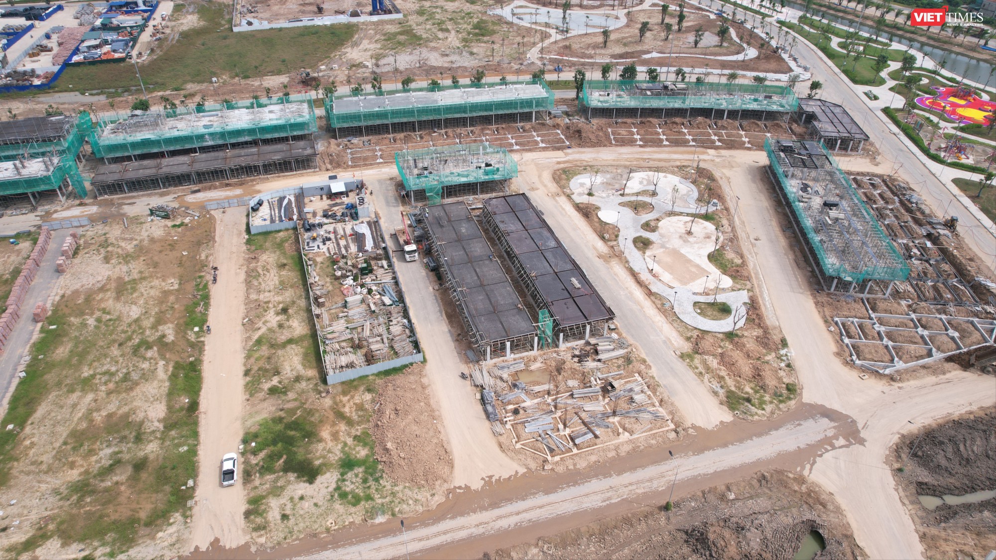 Với các sản phẩm căn hộ, dự án Vinhomes Wonder City có 2 loại. Loại thứ nhất là căn hộ thuộc các toà chung cư 5 tầng, có các dòng: simplex (đơn tầng), duplex (2 tầng), triplex (3 tầng). Căn hộ simplex có diện tích 92-98m2, giá sau chiết khấu là 6 tỷ đồng. Căn hộ duplex có diện tích 177-180 m2, giá sau chiết khấu là 10-11 tỷ đồng. Căn hộ triplex diện tích 300-315 m2, giá sau chiết khấu là 16 tỷ đồng. DJI_0202.JPG