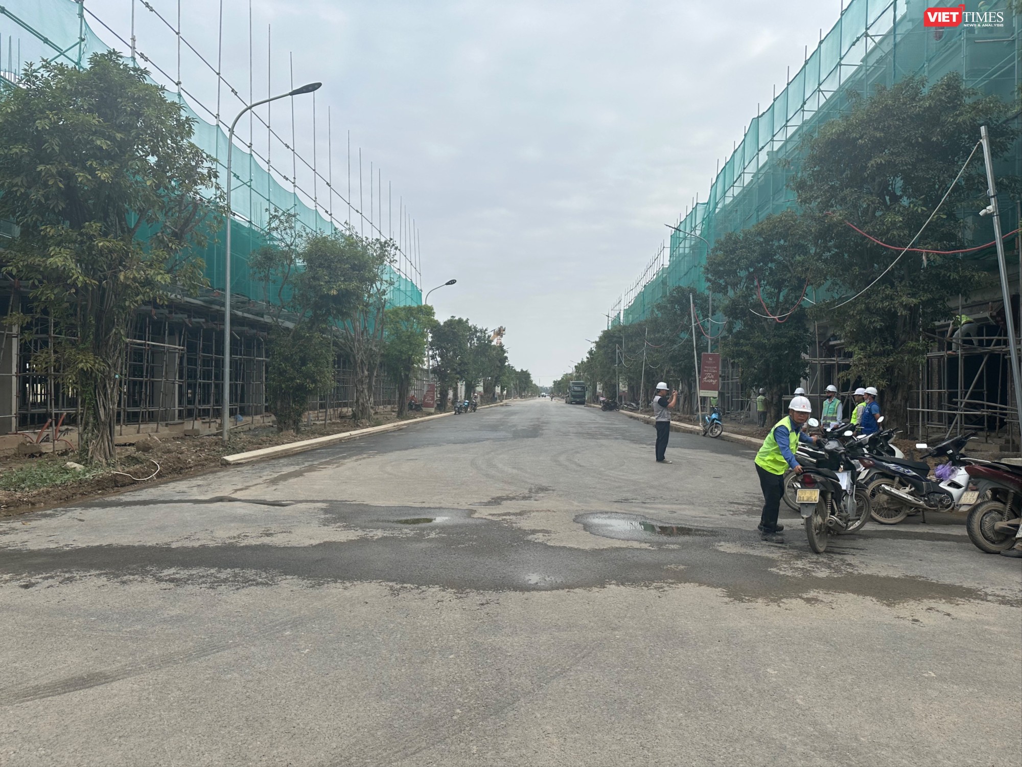 Ở khu vực tái định cư, các suất đất cũng đang được chào bán với giá rất cao. Môi giới cho hay một lô đất mặt đường phía trong có giá 150-180 triệu đồng/m2, trong khi lô đất mặt đường lớn phía ngoài có giá tới 260-280 triệu đồng/m2. tempImageBVvYza.jpg