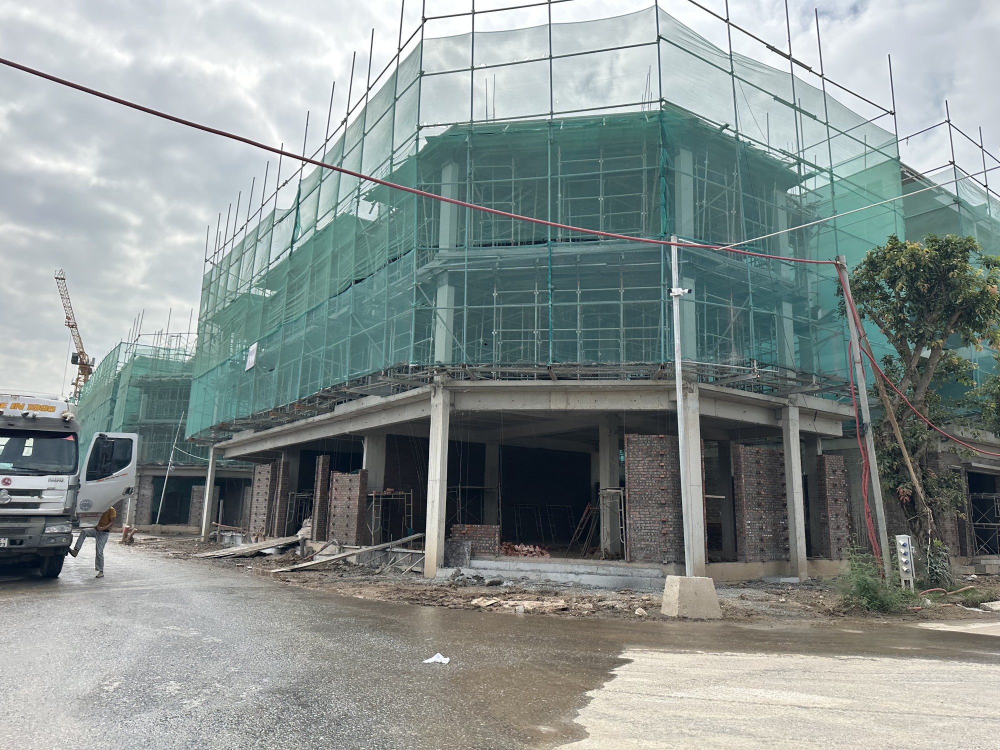 Giá liền kề tại dự án này khoảng 200 triệu đồng/m2. Căn liền kề rẻ nhất có diện tích 104 m2, nằm vị trí đường đâm, có giá 20,5 tỷ đồng sau chiết khấu. Còn các căn liền kề diện tích 120 m2, vị trí mặt đại lộ, có giá cao hơn, khoảng 24 tỷ đồng sau chiết khấu. tempImageiAZLoy.jpg