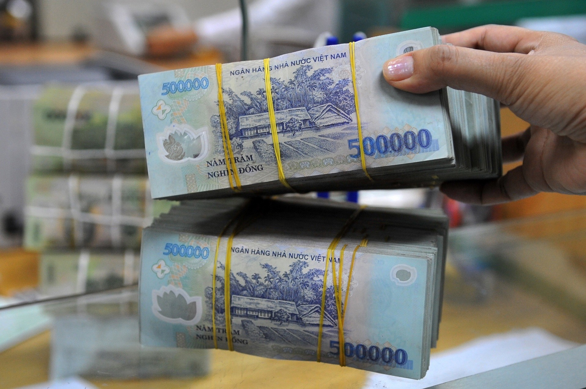 Cho vay đặc biệt là biện pháp cấp bách nhằm tránh khủng hoảng dây chuyền. gian-nan-xin-hoan-thue-thu-nhap.jpg