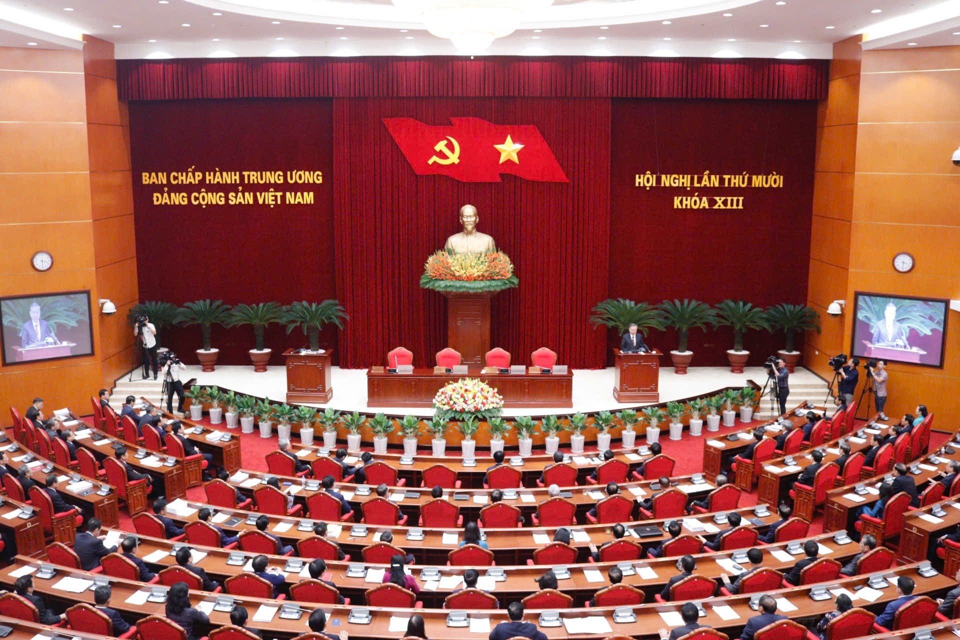 Đảng lãnh đạo bằng đường lối, chủ trương, chứ không làm thay việc của Nhà nước. img7946-17268274017062027226000.jpg