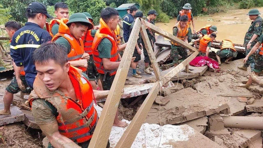 Lực lượng chức năng tìm kiếm nạn nhân trong vụ sạt lở ở làng Nủ. A4.jpg