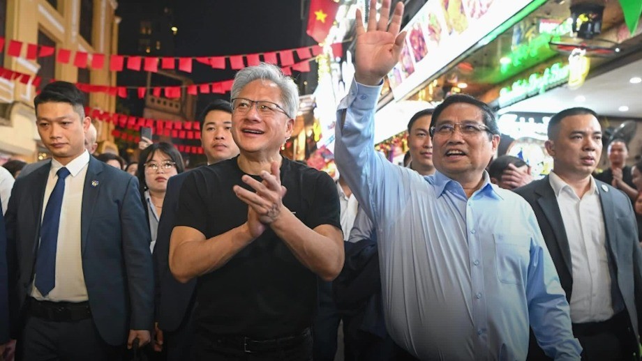 Thủ tướng Phạm Minh Chính và ông Jensen Huang dạo phố, giao lưu với người dân Hà Nội tối 5/12. hai-ngay-ceo-nvidia-jensen-huang.jpg