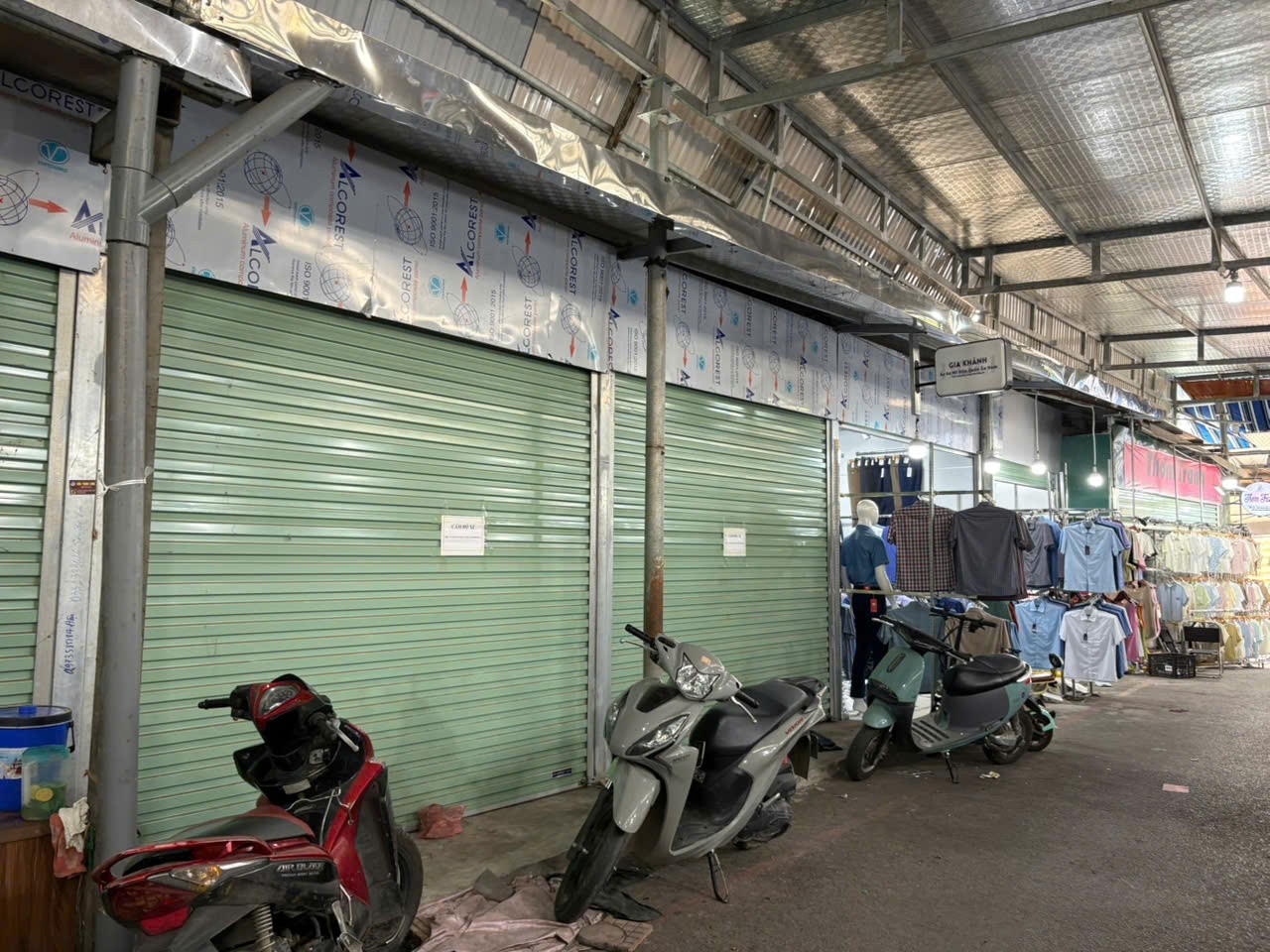 Một số ít các gian hàng cạnh đường Bãi xe chợ Sơn Long vẫn chưa mở cửa trở lại. 1d.jpg