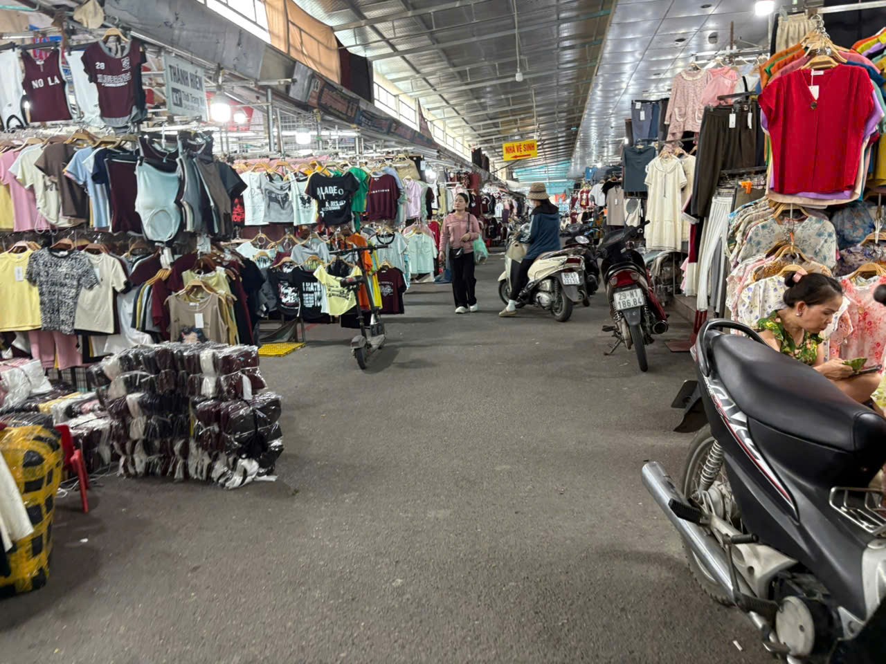Đi sâu vào các đường rẽ từ Bãi xe chợ Sơn Long, số lượng người đến mua hàng khá ít ỏi 3dd.jpg
