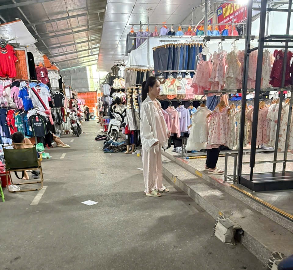 Chỉ lác đác vài khách hàng đến hỏi mua quần áo. 5d.jpg