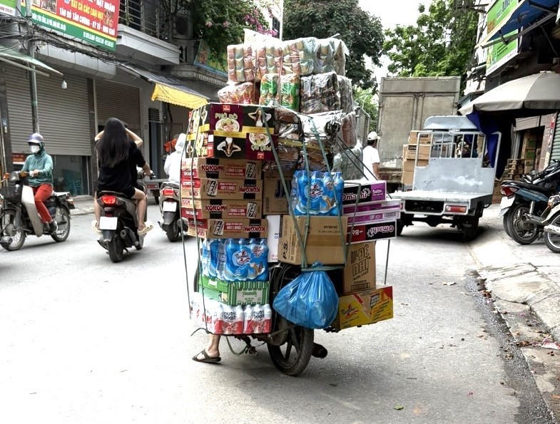 Nhiều chuyến hàng chở bằng xe máy cũng đã xuất hiện trở lại tại thủ phủ bánh kẹo La Phù. 2.jpg