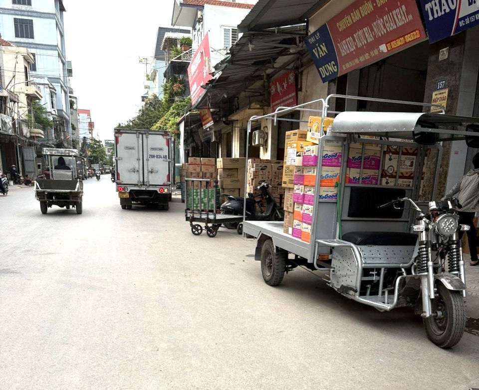 Nhiều xe chở hàng tại trục đường chính Khu công nghiệp La Phù, thôn Chùa Tổng đã hoạt động tấp nập trở lại. 4.jpg