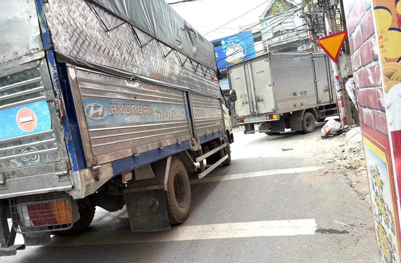 Nhiều chuyến xe nườm nượp chở hàng ra, vào tại khu vực ngã ba La Phù. 5.jpg