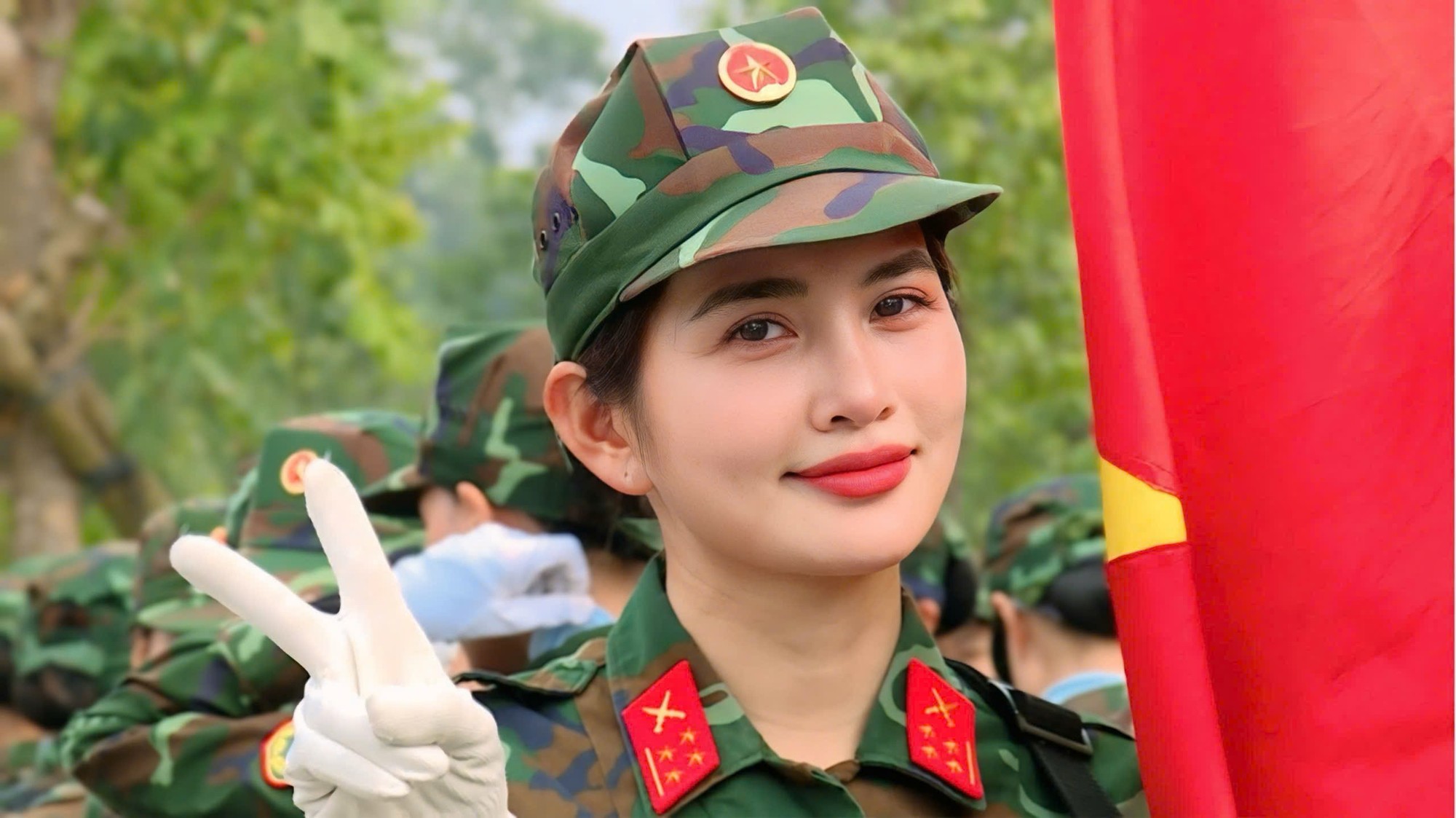 Nữ trung úy xinh đẹp Chu Quỳnh Phương, hiện công tác tại Học viện Quân y. Ảnh: NVCC. CPD1.jpg
