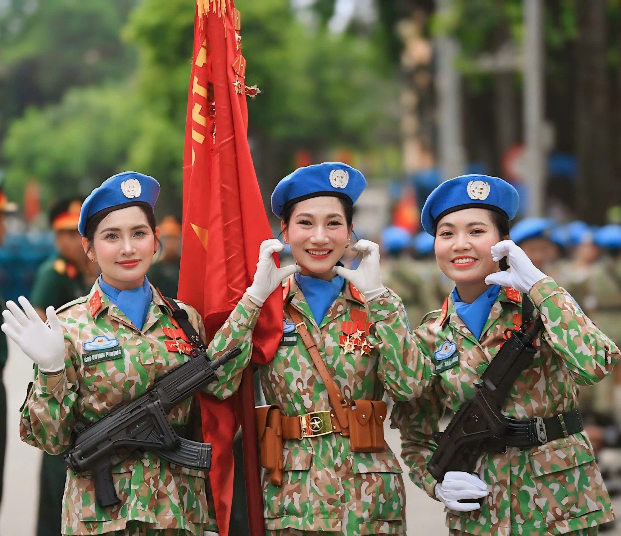 Trung úy Chu Quỳnh Phương (ngoài cùng bên trái) cùng các chiến sĩ bảo vệ quân kỳ, khối nữ chiến sỹ giữ gìn hòa bình Việt Nam. Ảnh: NVCC. CPD3.jpg