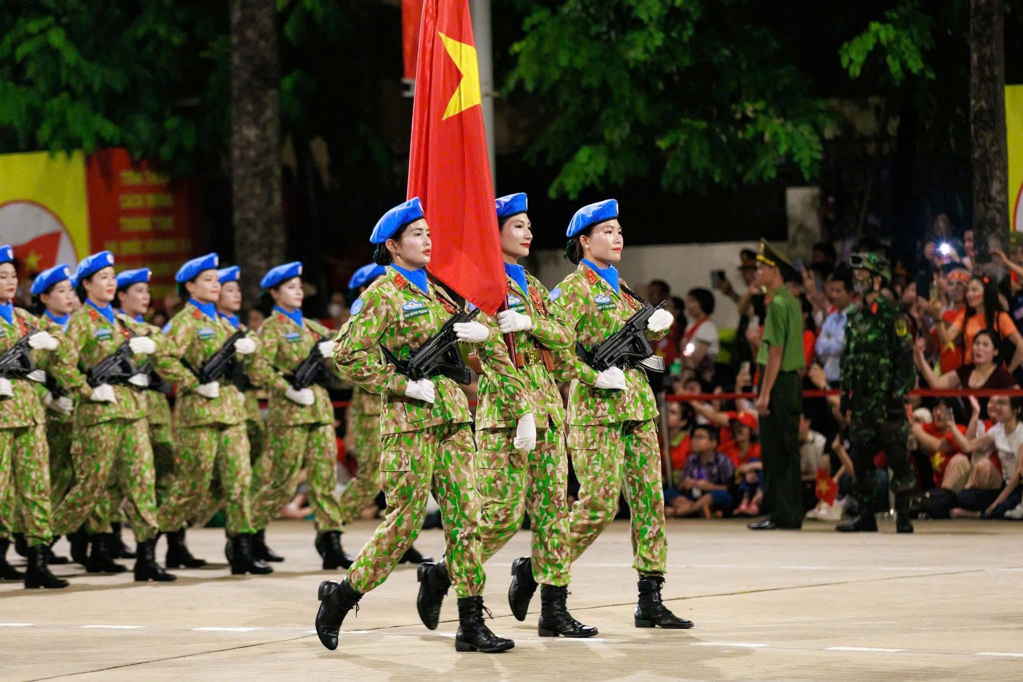 Trung úy Chu Quỳnh Phương tham gia luyện tập cùng đồng đội chuẩn bị cho buổi lễ diễu binh, diễu hành chính thức diễn ra trong những ngày tới. Ảnh: NVCC. CPD4.jpg