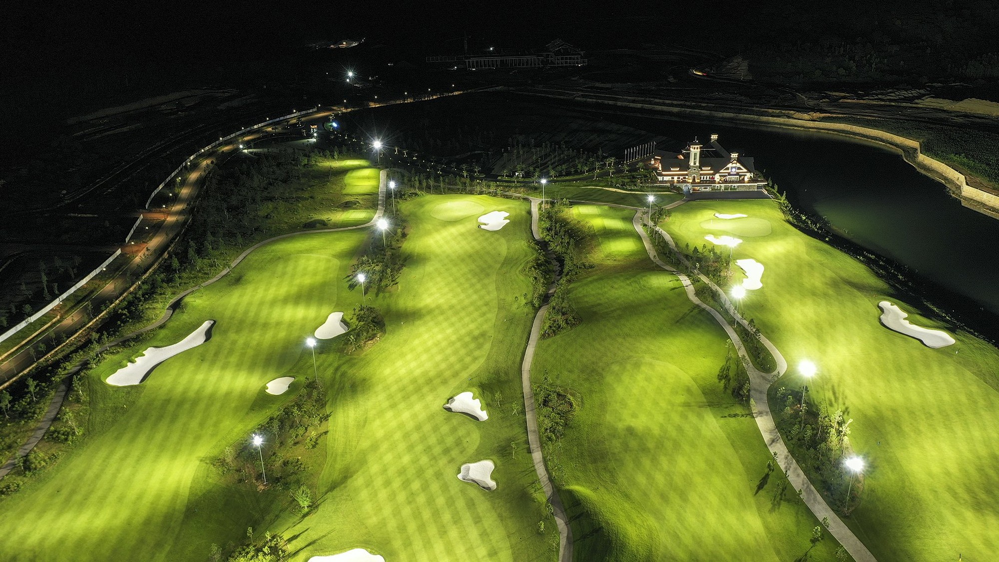 Về đêm, ánh đèn sáng lung linh kết hợp với màu xanh mượt của sân golf Thanh Lanh mang đến khung cảnh đẹp mắt. C12.jpg