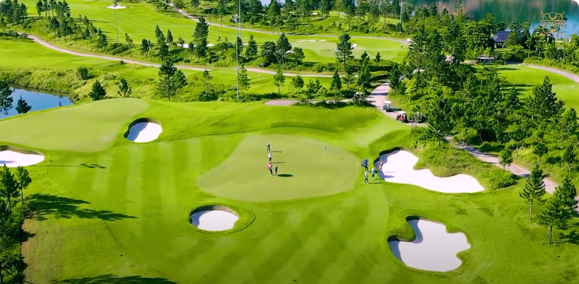 Một trong những điểm nhấn không thể thiếu khi nhắc đến sân golf Thanh Lanh là các hố golf. Các hố đều rất đẹp với “background” đồi núi phía sau, một số hố còn có view về hướng hồ, hướng Club house giúp các golfer có những bức hình check in “như ở Châu Âu”. C16.png